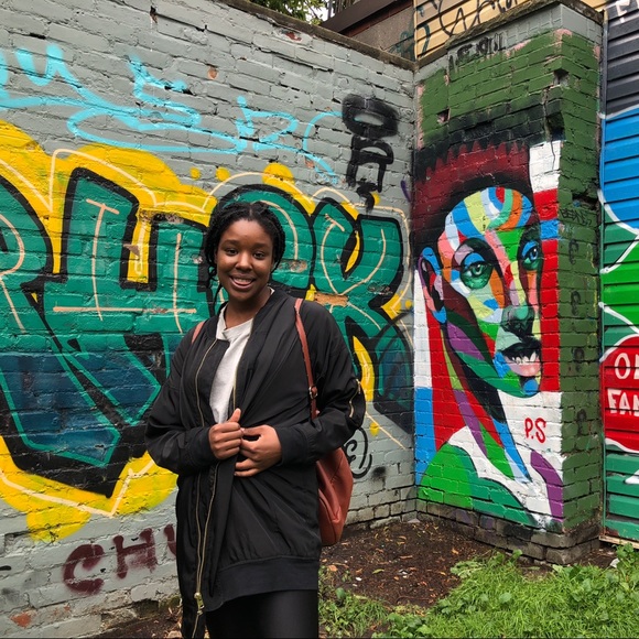 Meet your Posher, Latoya - Picture 1 of 1